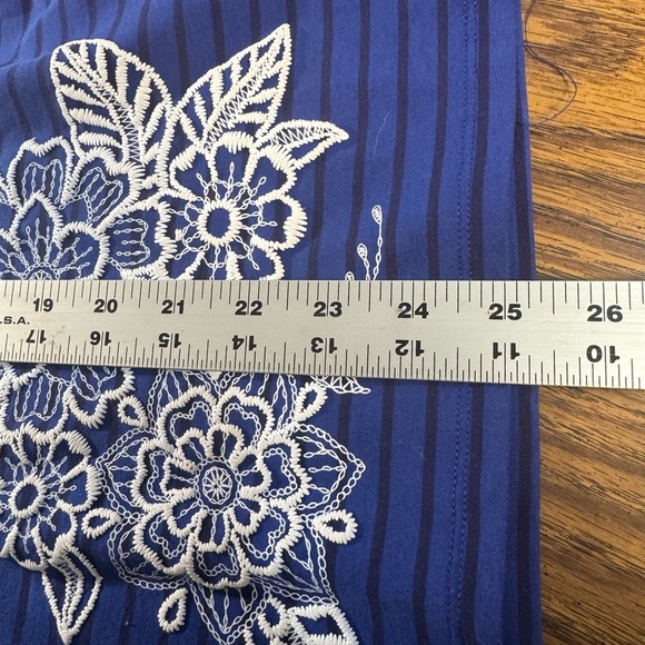 Alfred Dunner White and Blue Boxy Short Sleeve T-Shirt. Size L - Picture 7 of 7